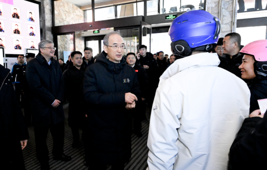 11��22��������ʡ2025-2026��ѩ���_���ߵ�31�ü����Fڡ��ѩ��(ji��)�_Ļʽ�ڼ����������ɻ����ȼم^(q��)�e����ʡί��ӛ�S����ѩ�ߴ�d�c��ʡ�ο��H�н�����